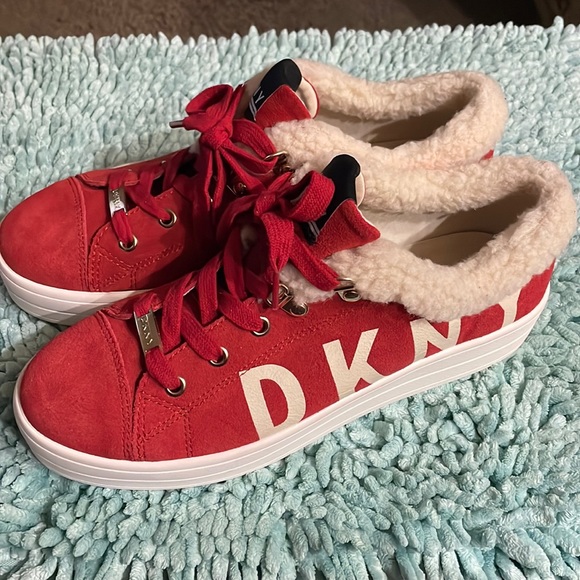 DKNY Rec & White shoes 👟 - Picture 1 of 7